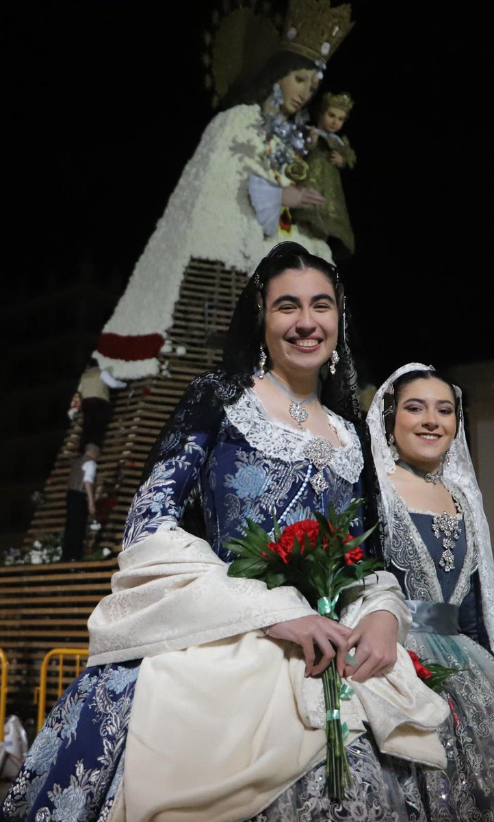 ldance03's tweet photo. La suerte de entrar en la Plaza de la Virgen y que esté la cámara de @delpuente_jordi para el @RotativoUCHCEU #ofrenda22 https://t.co/ODqo6srM0F