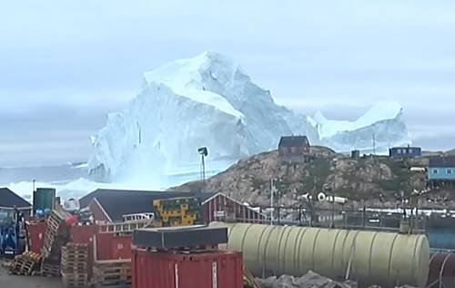 2018, #Groenland. Les habitants de la petite île d'Innaarsuit regardent avec inquiétude un immense #iceberg s'approcher du port. Si un morceau venait à se détacher, c'est un #tsunami qui pourrait submerger le village 😱 La suite avec <a href="/OceanoMonaco/">MuséeOcéanographique</a> 🔜 newsletters.artips.fr/Sciencetips/Gr…