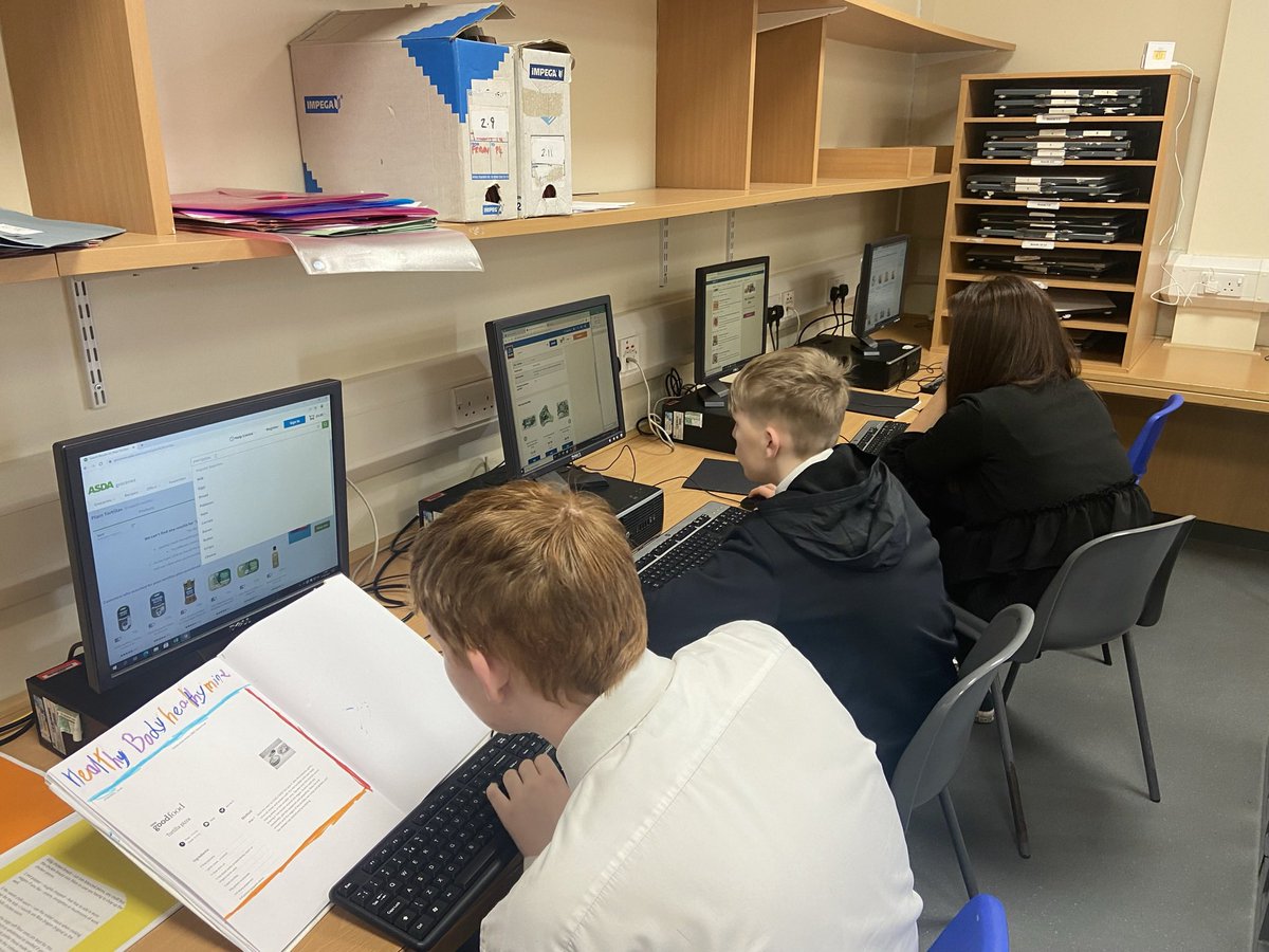 SahsPersonal's tweet photo. S3 Personal Development have been busy researching 💻 healthy meals 🥕🥬🥦 and costing 💵 them using different supermarket websites. They’ll soon have the chance to cook for one another! 👩🏻‍🍳👨🏼‍🍳👨🏻‍🍳

#cookingupastorm #teamwork #PersonalDevelopment #healthyeating @StAndrewsHS https://t.co/pRDAaKPoMv