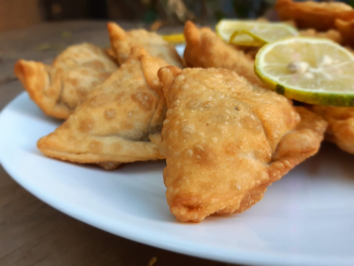 lizzereats's tweet photo. Snack goodies from Mandazi to  a variety of  samosas,with amazing offers every Friday contact 0701038655 to get yours,we deliver across Nairobi
#Bahati #snackplug #samosa
#mandazi #mathare #Railaodinga https://t.co/5OLFyydRBQ