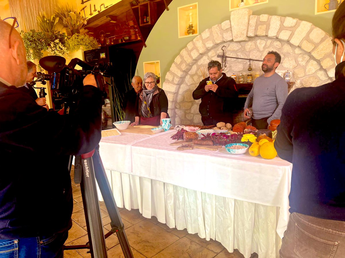 calabriaonline's tweet photo. 😋 In compagnia di #LineaVerde presso il nostro partner “Manitta” a Brattiró di Drapia per la preparazione di alcuni #piattitipici fra cui i #fileja, un tipo di pasta fatta con lo “Sparto” (dinaculu). 🎥 La puntata completa Domenica 3 Aprile su RaiUno.
🌎 @ProntoEstate #Calabria https://t.co/7QWyZU0wRR