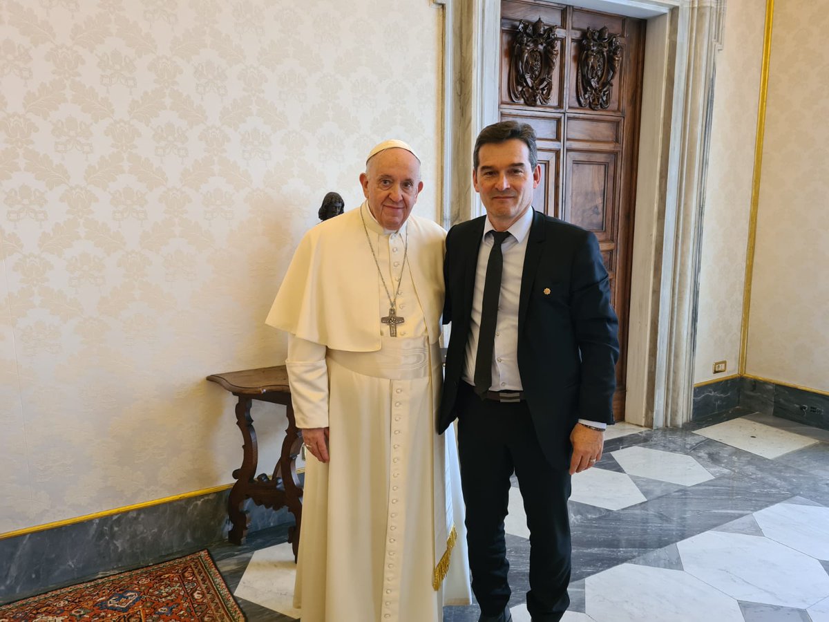 LavitThierry's tweet photo. Aujourd'hui j'ai eu l'honneur d'être reçu en audience privée par Sa Sainteté le @Pontifex_fr pour échanger sur les enjeux du monde et sur ceux de #Lourdes https://t.co/9BUo96k812