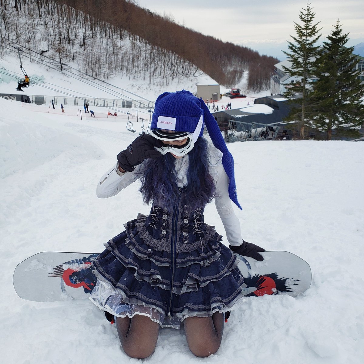 Patchou_egg's tweet photo. OzzAngeloの服着てスキー場行きました

今年最後の雪
です👾

#ozz #ozzon 
#スノーボード https://t.co/WyuwLaAdmW