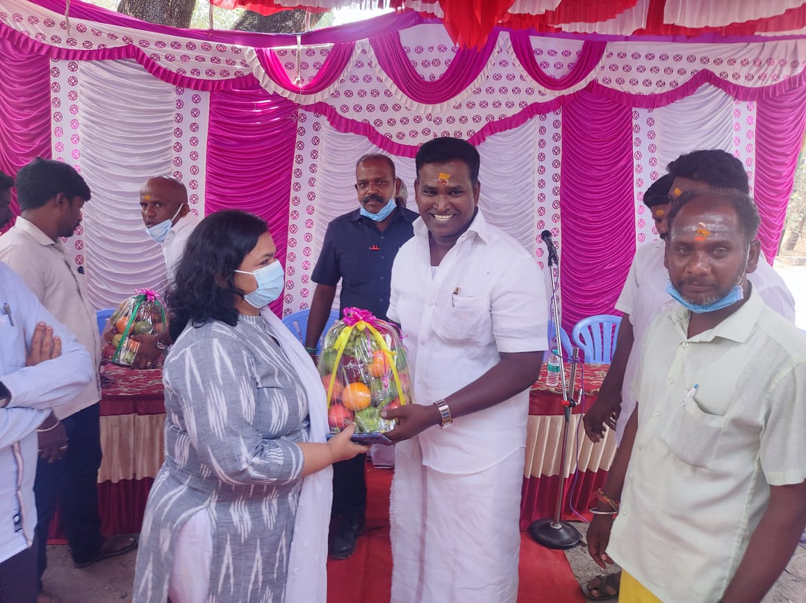 AKSaiJSaravanan's tweet photo. மாண்புமிகு அமைச்சர் @AKSaiJSaravanan அவர்களின் தலைமையில பிள்ளையா -ர்குப்பம் கிராமத்தில் அமைந்துள்ள கூத்தாண்டவர் கோவில் மத்திய அரசு  நிதி மூலம் கோவில் புணரமைக்கும் பணி தொடர சுற்றுலா துறை இயக்குநர், செயலர் மற்றும் SP ஆகியோர் கோவிலுக்கு சொந்தமான இடங்களை பார்வையிட்டனர். @BJP4India https://t.co/sOwoR9ze7P