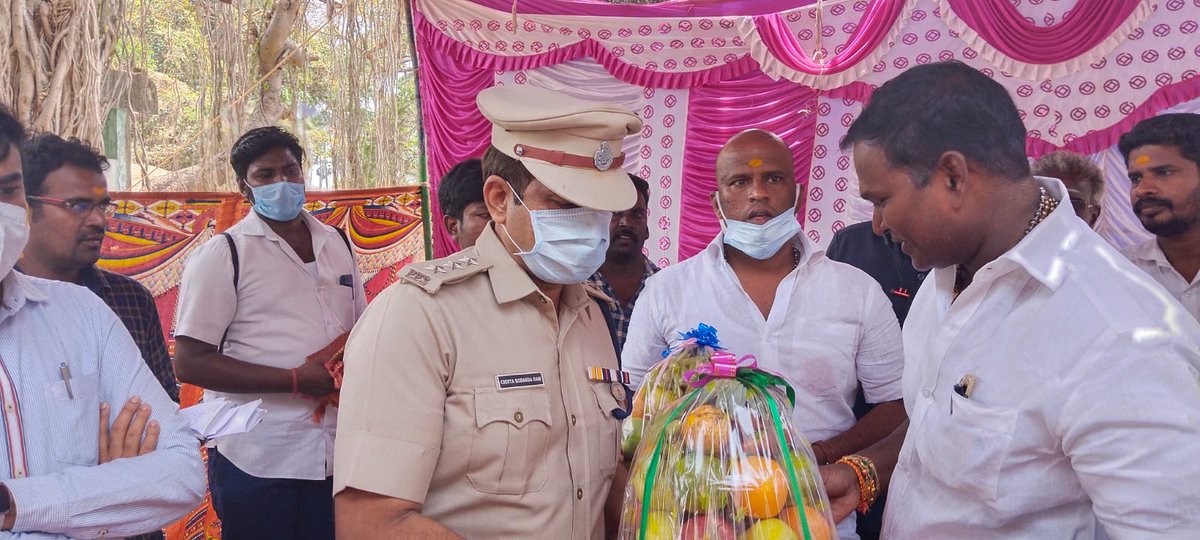 AKSaiJSaravanan's tweet photo. மாண்புமிகு அமைச்சர் @AKSaiJSaravanan அவர்களின் தலைமையில பிள்ளையா -ர்குப்பம் கிராமத்தில் அமைந்துள்ள கூத்தாண்டவர் கோவில் மத்திய அரசு  நிதி மூலம் கோவில் புணரமைக்கும் பணி தொடர சுற்றுலா துறை இயக்குநர், செயலர் மற்றும் SP ஆகியோர் கோவிலுக்கு சொந்தமான இடங்களை பார்வையிட்டனர். @BJP4India https://t.co/sOwoR9ze7P