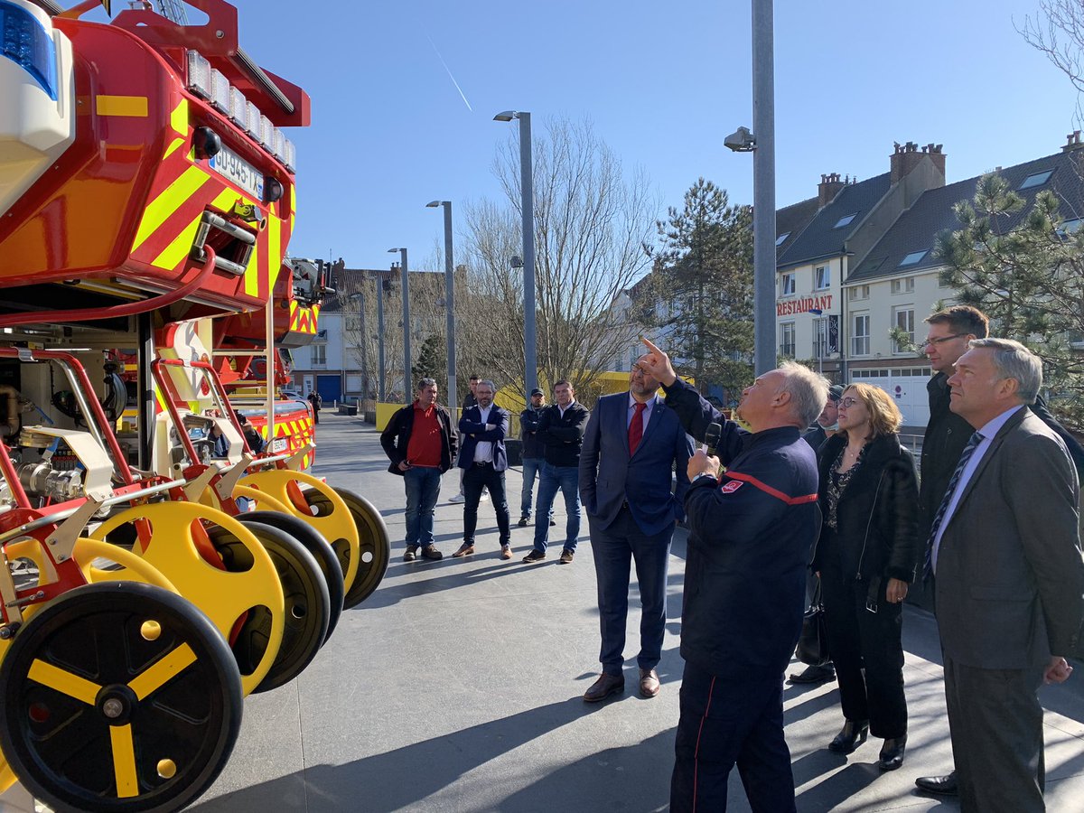 C’est à <a href="/Dunkerque/">Ville de Dunkerque</a> que le <a href="/Sdis59/">Sapeurs-pompiers du Nord</a> présentaient ce matin les 18 nouveaux véhicules qui amélioreront leurs conditions d’intervention, fruits d’un investissement de 7 millions d’euros du <a href="/departement59/">Département du Nord</a>. 
Au nom des Dunkerquois, je dis notre affection aux soldats du feu.