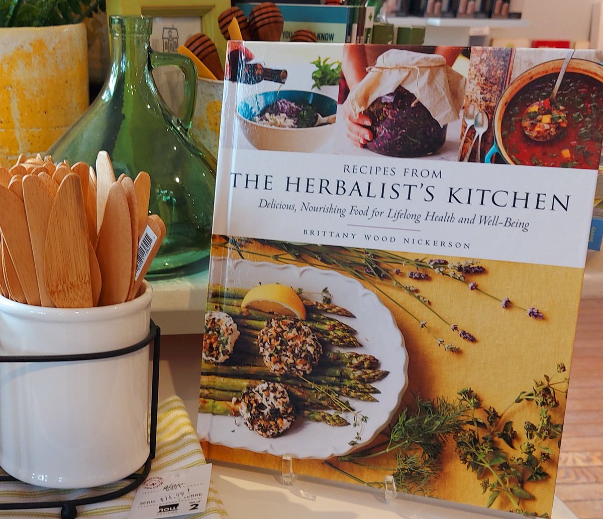 Whether you are a seasoned #gardener or a beginner ...we have a book for you!
#VerticalGardening is a great way to save space
#ContainerGardening is super hot 🔥 too! Growing #herbs 🌱 ?
Books on #companionplanting 
#veggiegardening #raisedbedgardening #gardengoals