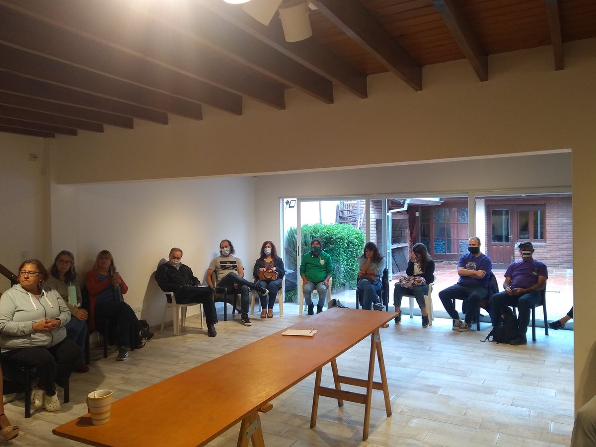 atemdp's tweet photo. #AHORA 📢Volvimos a la presencialidad ‼️PLENARIO DE DELEGADES 2022
Nos volvemos a encontrar para debatir y delinear el plan de trabajo para el 2022.
@claudirey1 @ezenavarroate @ATEBuenosAires https://t.co/EleTXuTftL