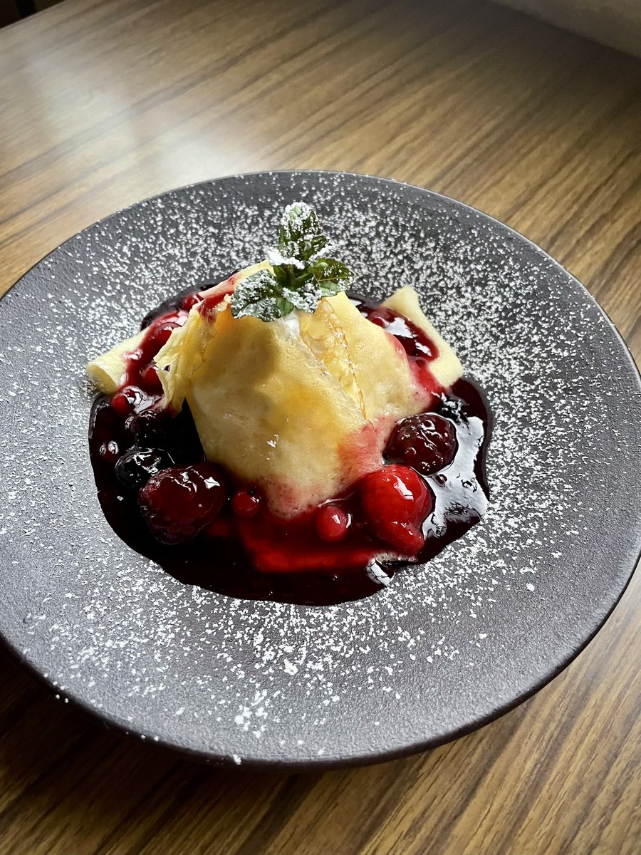 lockstock222's tweet photo. 「冷静と情熱のあいだ(クレープアイスのホットベリーソースがけ)」
期間限定デザートです⭐︎
冷たくてもちもちクレープに包まれたバニラアイスと生クリームに
熱々の甘酸っぱいミックスベリーソースをかけて
どこか物語を感じるデザートとなってます♪
#2COcafe #佐世保夜カフェ https://t.co/kBnnoL6dnT
