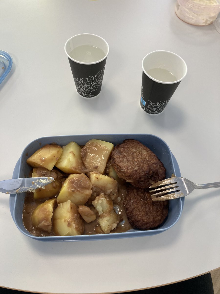 SamuelKarlsson_'s tweet photo. Dagens låda sitter som en smäck #nyttig #mat #matlåda #pannbiff #gott https://t.co/tEcOhSt90T