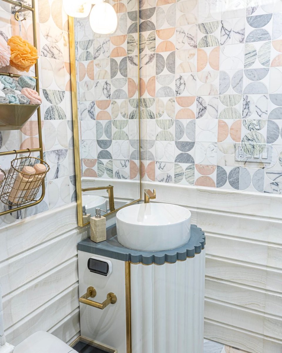 Silestone's tweet photo. This bathroom is an example of the amazing solutions that #Silestone Cala Blue can offer.
@NikkilevyInteri designs a space that sparks joy for @KBShowHouse, using our Mediterranean color shade: https://t.co/w8K7HyOgMV.

#SunlitDays #HybriQTechnology https://t.co/xxJ7tqSF7U