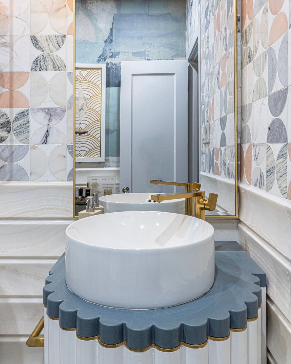 Silestone's tweet photo. This bathroom is an example of the amazing solutions that #Silestone Cala Blue can offer.
@NikkilevyInteri designs a space that sparks joy for @KBShowHouse, using our Mediterranean color shade: https://t.co/w8K7HyOgMV.

#SunlitDays #HybriQTechnology https://t.co/xxJ7tqSF7U