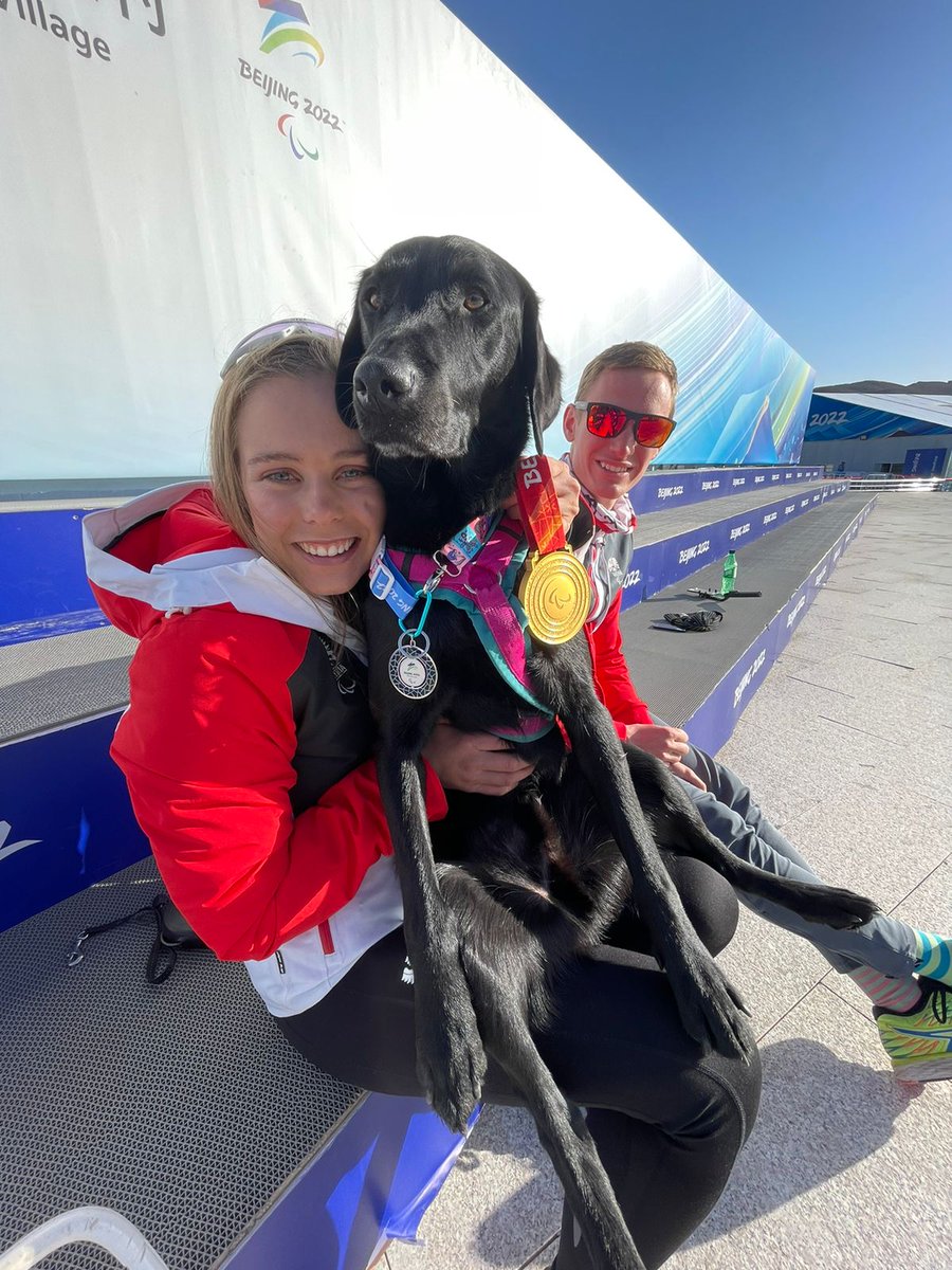 🏅🐶Jeux paralympiques 2022 : Riley, le chien-guide de l’athlète Carina Edlinger a reçu sa propre médaille pour avoir participé à sa victoire en course à pieds. (The Independant)