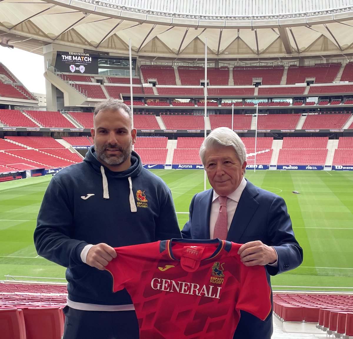 #XVdelLeón | 🏟 Nuestro gran capitán <a href="/ferlopez3/">Fernando Lopez Perez</a> 🇪🇸 ha regalado una camiseta y un balón al presidente del <a href="/Atleti/">Atlético de Madrid</a> Enrique Cerezo, en agradecimiento por acoger este partidazo que organiza <a href="/house_kiwi/">KiwiHouse</a> contra los #ClassicAllBlacks del 21.05 en el <a href="/Metropolitano/">Riyadh Air Metropolitano</a> #VamosLeones