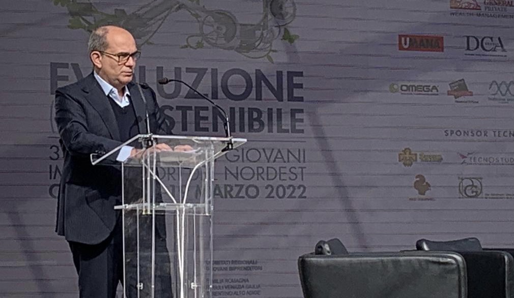 ConfVeneto's tweet photo. Oggi  al @GgiMeetingNE il presidente @enricarraro 
🗣️ "Gli obiettivi prefissati per il taglio delle emissioni sono da confermare, ma il contesto è cambiato e sarà quindi opportuno e necessario riflettere sugli strumenti e sulla roadmap per raggiungerli". #visioni2022 https://t.co/zxQEJMLVvt