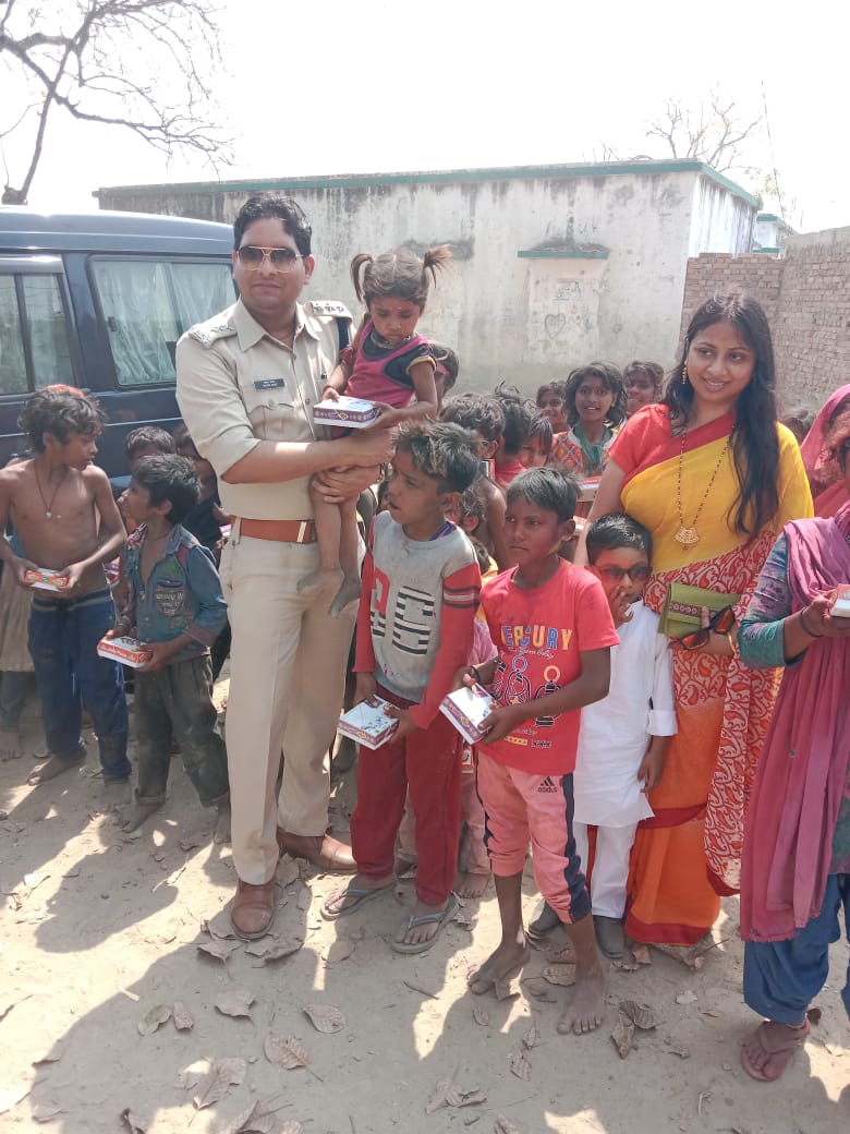 kaushambipolice's tweet photo. क्षेत्राधिकारी चायल द्वारा #होली व #शब_ए_बारात त्यौहारों के अवसर पर गरीब बच्चों के साथ होली का त्योंहार मनाया गया और मिष्ठान वितरित किया गया।
#UPPolice 
#kaushambipolice https://t.co/sDNRSiHIt5