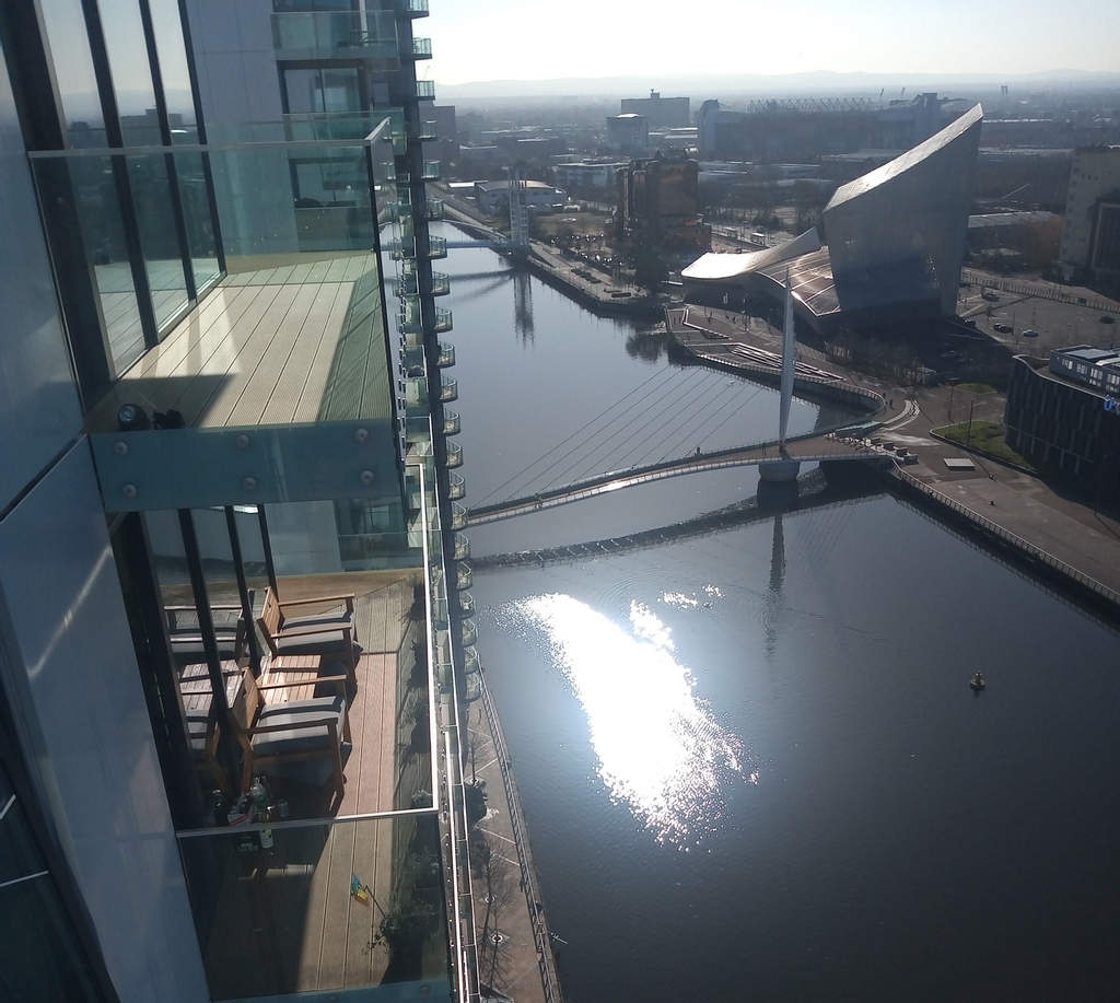 Beautiful morning in Salford Quays. Promise of a good day and weekend with blue sky and sunshine 😀 
Happy Friday from the team at The Green Rooms ☀️
#Manchester #salfordquays #petliving
#Mediacityuk #petlovers #amroliving
#sunnyday