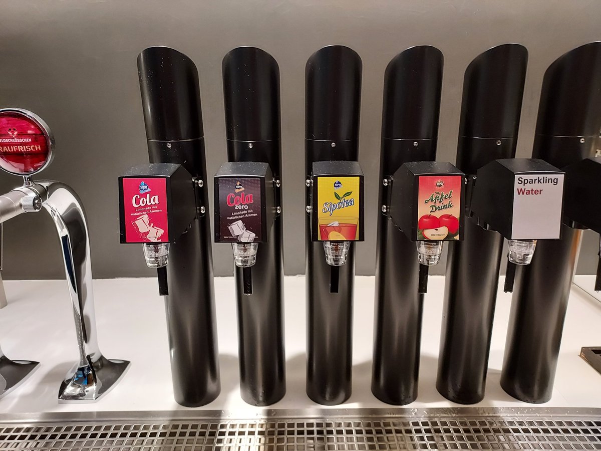 BettyVacation's tweet photo. In der #swiss #lounge in #zürich wurde #Cocacola abgeschafft. Dafür gibt es jetzt dieses Gebräu. Zusätzlich ok, aber als Premium Lounge nur eine no-name Cola anbieten? Geht gar nicht. Lokaler Touch ist nett, aber doch nicht so. @FlySWISS #zrh #Airport #zurichairport #aviation https://t.co/VDmzV6W5Wb