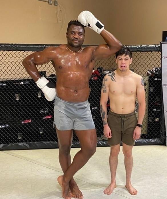 benshapiro's tweet photo. The dude on the left-hand side of this picture is the best flyweight of all time https://t.co/NX5xfnMCGi