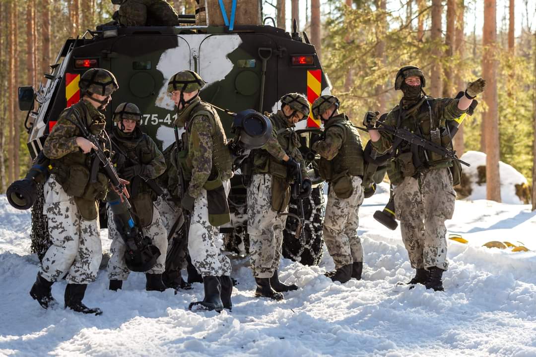 KarjalanPR's tweet photo. Koulutushaarajakso jatkuu. 2.Panssarijääkärikomppanian panssarintorjuntaryhmä harjoitteli ryhmän jalkautumista ajoneuvosta, sekä sen toimintaa.
#karjalanprikaati #KYMJP #jääkäri #varusmieskoulutus https://t.co/rPaIJxjASk