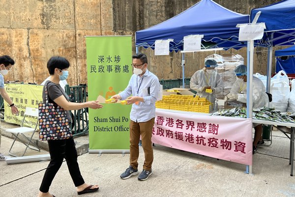 newsgovhk's tweet image. The Govt announces that 946 preliminary positive #COVID19 cases were found in the #CompulsoryTesting exercises for the restricted areas in Sha Tin, Tuen Mun, Sham Shui Po, Wong Tai Sin and Aberdeen news.gov.hk/eng/2022/03/20…