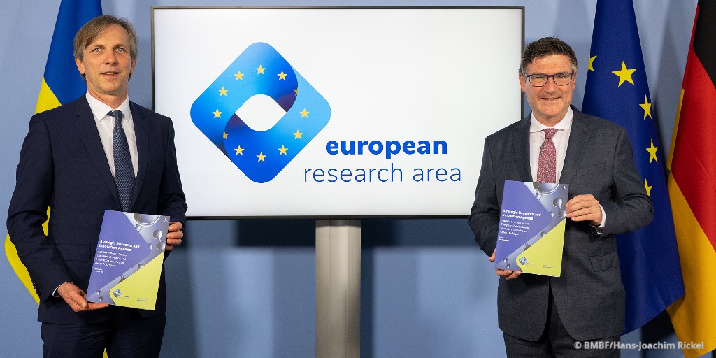 bmftr_bund's tweet photo. Wie kann eine nachhaltige #Wasserstoffwirtschaft in 🇪🇺 gelingen? Im BMBF Agendaprozess #GreenHydrogen haben Mitgliedsstaaten, Drittstaaten &amp; @EU_Commission dringende Fragen in der Strategischen Forschungs- &amp; Innovationsagenda #SRIA gebündelt. https://t.co/CDyMd6FFMv #GreenH2 https://t.co/KeYze73DC4