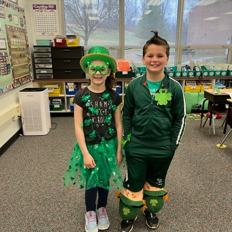 ChaddsFordUCFSD's tweet photo. Seeing green at Chadds Ford! We are lucky to have the best bunch of kids at our school! #cfeschargers #Chaddsforducfsd  #ucfproud https://t.co/yBQGTVSQ2f