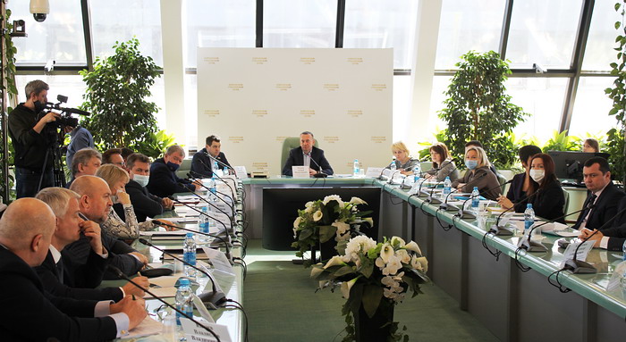 Не ослаблять и наращивать господдержку самозанятых
17 марта 2022 года в областном парламенте под председательством Андрея Мурзова состоялось очередное заседание комитета Самарской Губернской Думы по промышленности, предпринимательству  samgd.ru/contents/27900…