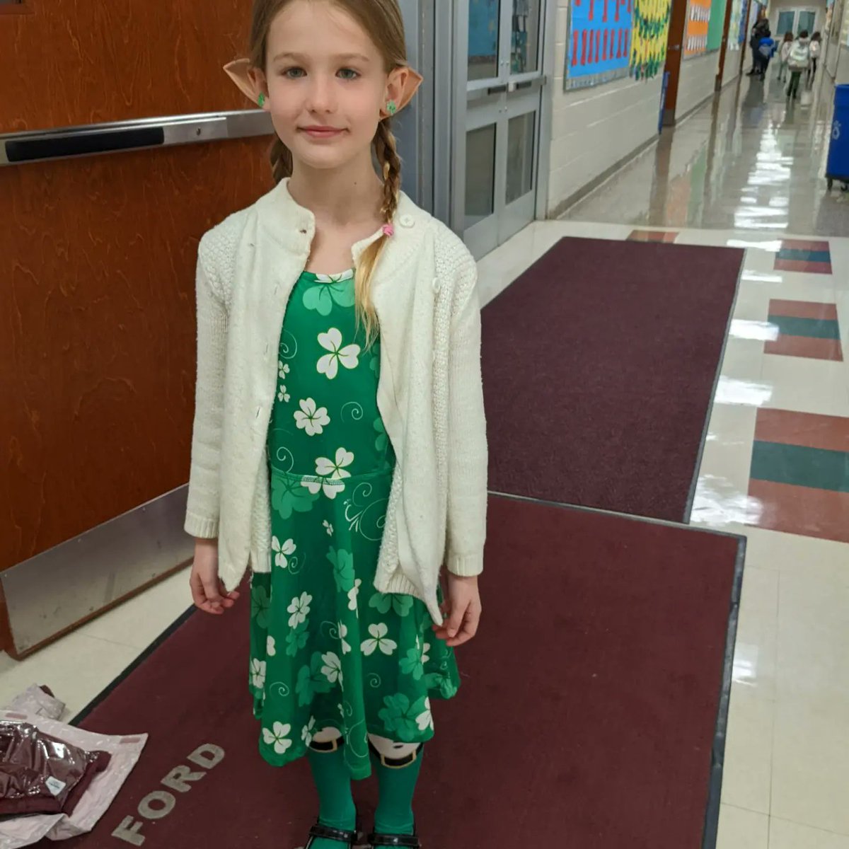 ChaddsFordUCFSD's tweet photo. Seeing green at Chadds Ford! We are lucky to have the best bunch of kids at our school! #cfeschargers #Chaddsforducfsd  #ucfproud https://t.co/yBQGTVSQ2f