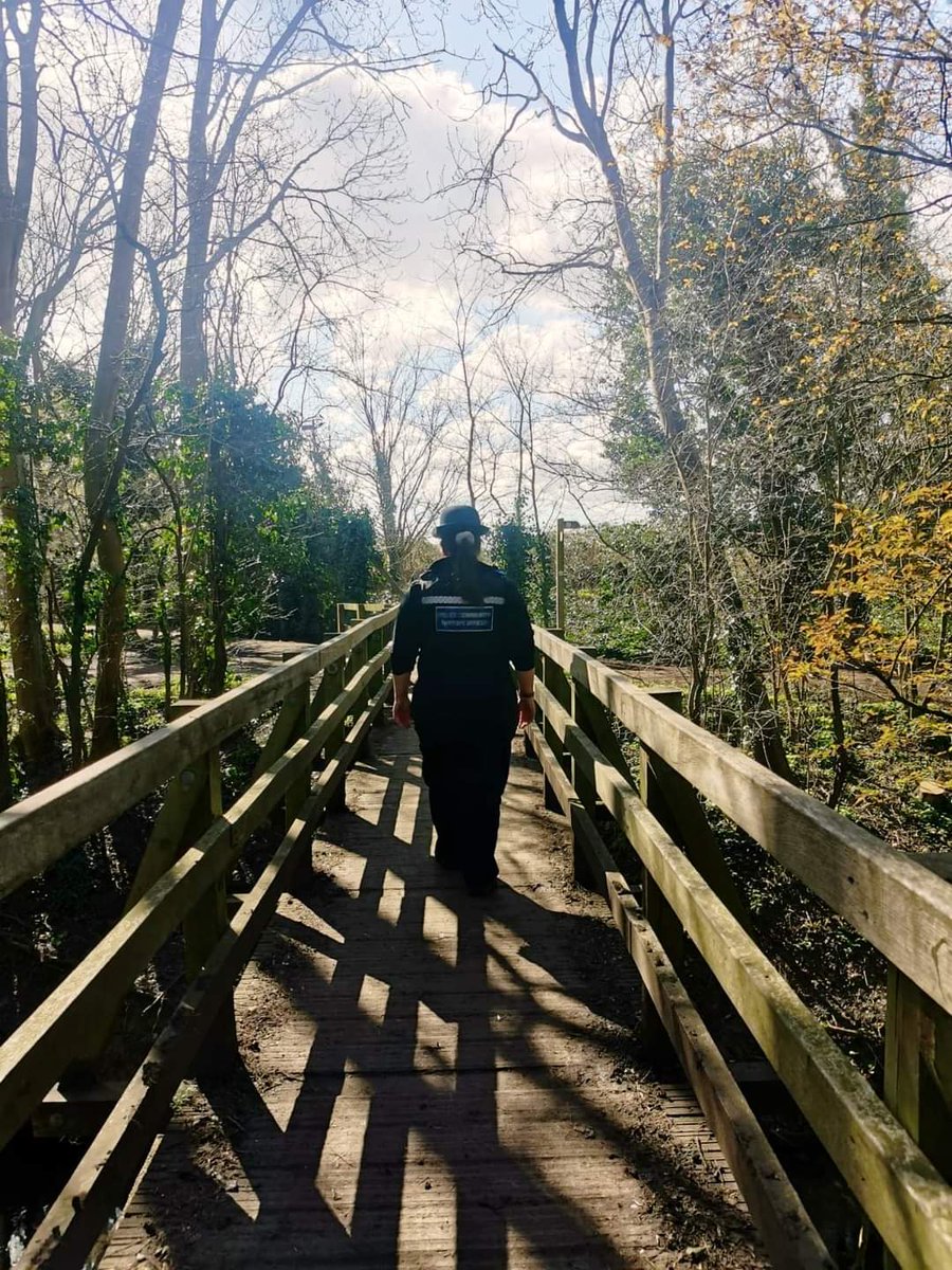 EpsomEwellBeat's tweet photo. Quick patrol along the river and open space following house to house enquiries
#FindUsFriday #PCSO12670 #PCSO16570 https://t.co/jbE7JdAPHI