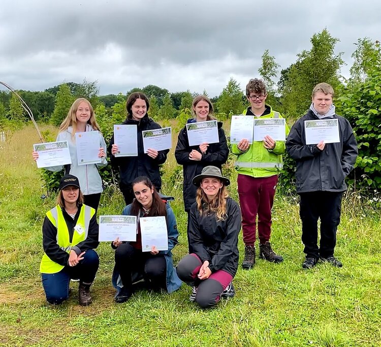 Andover_Trees's tweet photo. 🌟ATU & @JaneGoodallUK Roots & Shoots Programme, UK, ecology intern, Alex, takes part in a UN #TreesforJane discussion with Dr Jane Goodall & 9 other young climate activists from around the world.
🌟Youth Team are awarded their Young Foresters and John Muir Award 5/8 https://t.co/x3YxSwgKPk