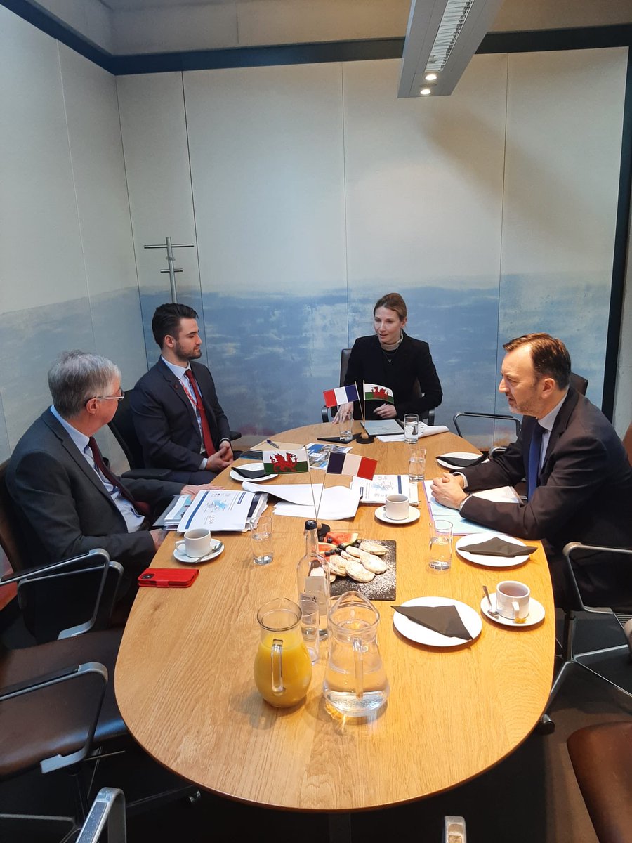 CelineSJones's tweet photo. When my home region ⁦⁦@fdecoster meets with ⁦@PrifWeinidog⁩ to discuss economic, cultural and educational collaboration! 🏴󠁧󠁢󠁷󠁬󠁳󠁿 🇫🇷  ⁦@AmbColonna⁩ @walesfrancebiz⁩ ⁦@capitallawltd⁩ ⁦@walesweekworld⁩ ⁦@visitwales⁩ ⁦@MennaRawlings⁩ https://t.co/bhk6NtF3KE