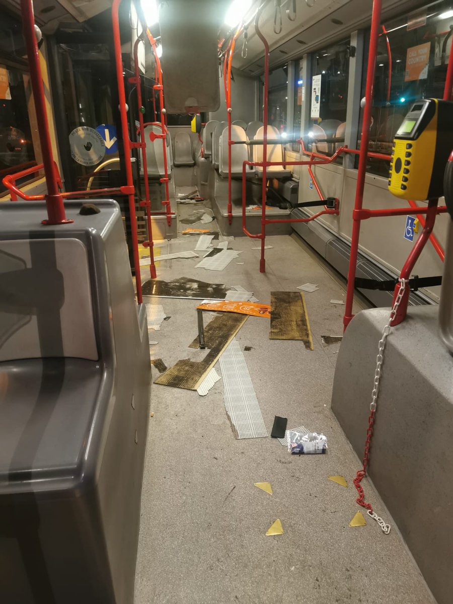 Vettura @Atac ridotta così da tifosi <a href="/MijnVitesse/">Vitesse</a> in uscita dallo stadio Olimpico per la gara di <a href="/ConferencLeagu/">ConferenceLeague</a>. Altri due bus danneggiati. Le autorità individuino responsabili e chiedano loro danni per ripristino vetture danneggiate