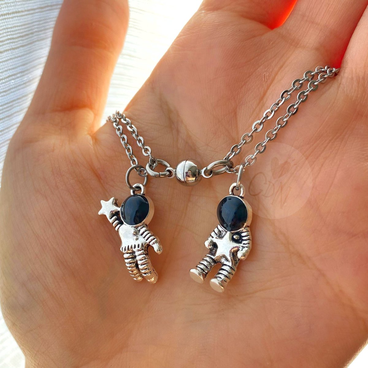 ¿Con quién compartirías los #collares imán astronautas? ♥️🚀👩‍🚀