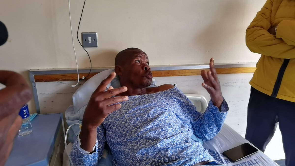 HStvNews's tweet photo. The @CCCZimbabwe leader @nelsonchamisa paid a visit to @MadzibabaV at Parirenyatwa hospital. He is feeding through a drip and passing urine through a cathade. He is under police guard as an accused person. He told us his story. https://t.co/h1QOg0Okto
