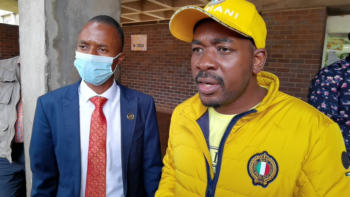 HStvNews's tweet photo. The @CCCZimbabwe leader @nelsonchamisa paid a visit to @MadzibabaV at Parirenyatwa hospital. He is feeding through a drip and passing urine through a cathade. He is under police guard as an accused person. He told us his story. https://t.co/h1QOg0Okto