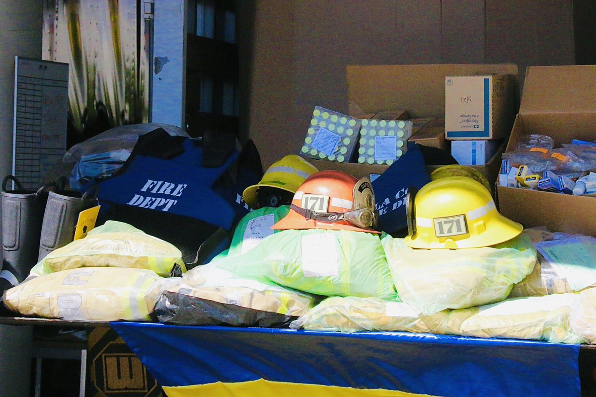 knxpete's tweet photo. #LACFD Supervisor Janice Hahn and County Fire Chief Daryl Osby oversee loading and shipping of 1 ton of surplus to needs fire gear, and medical supplies. Material will be shipped to Poland and then thru covert means, will be distributed to firefighters in #Ukraine. @knxnews https://t.co/1NLpS6mWhT