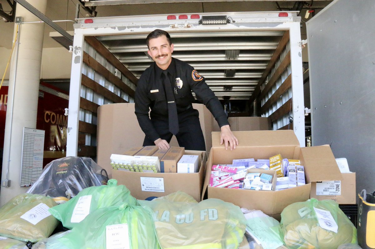 knxpete's tweet photo. #LACFD Supervisor Janice Hahn and County Fire Chief Daryl Osby oversee loading and shipping of 1 ton of surplus to needs fire gear, and medical supplies. Material will be shipped to Poland and then thru covert means, will be distributed to firefighters in #Ukraine. @knxnews https://t.co/1NLpS6mWhT