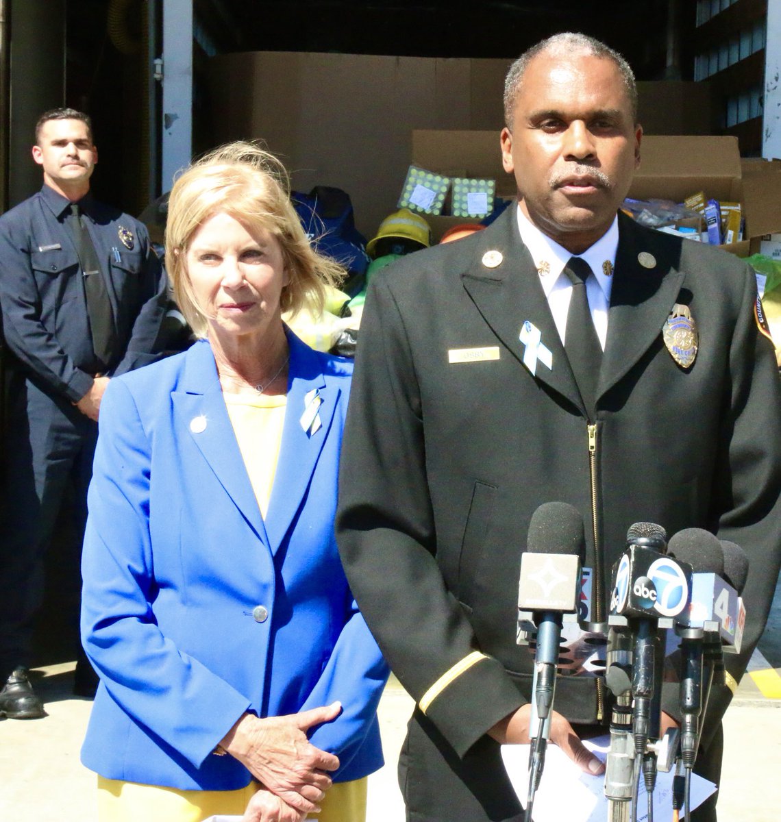 knxpete's tweet photo. #LACFD Supervisor Janice Hahn and County Fire Chief Daryl Osby oversee loading and shipping of 1 ton of surplus to needs fire gear, and medical supplies. Material will be shipped to Poland and then thru covert means, will be distributed to firefighters in #Ukraine. @knxnews https://t.co/1NLpS6mWhT