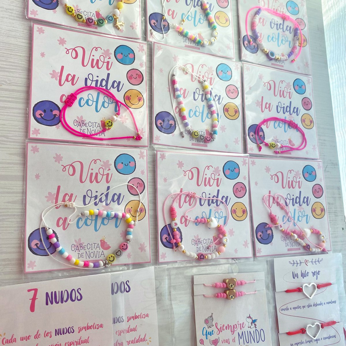 Mesa llena de #pulseras de colores que se van ☺️ cabecitadenoviaaccesorios.com