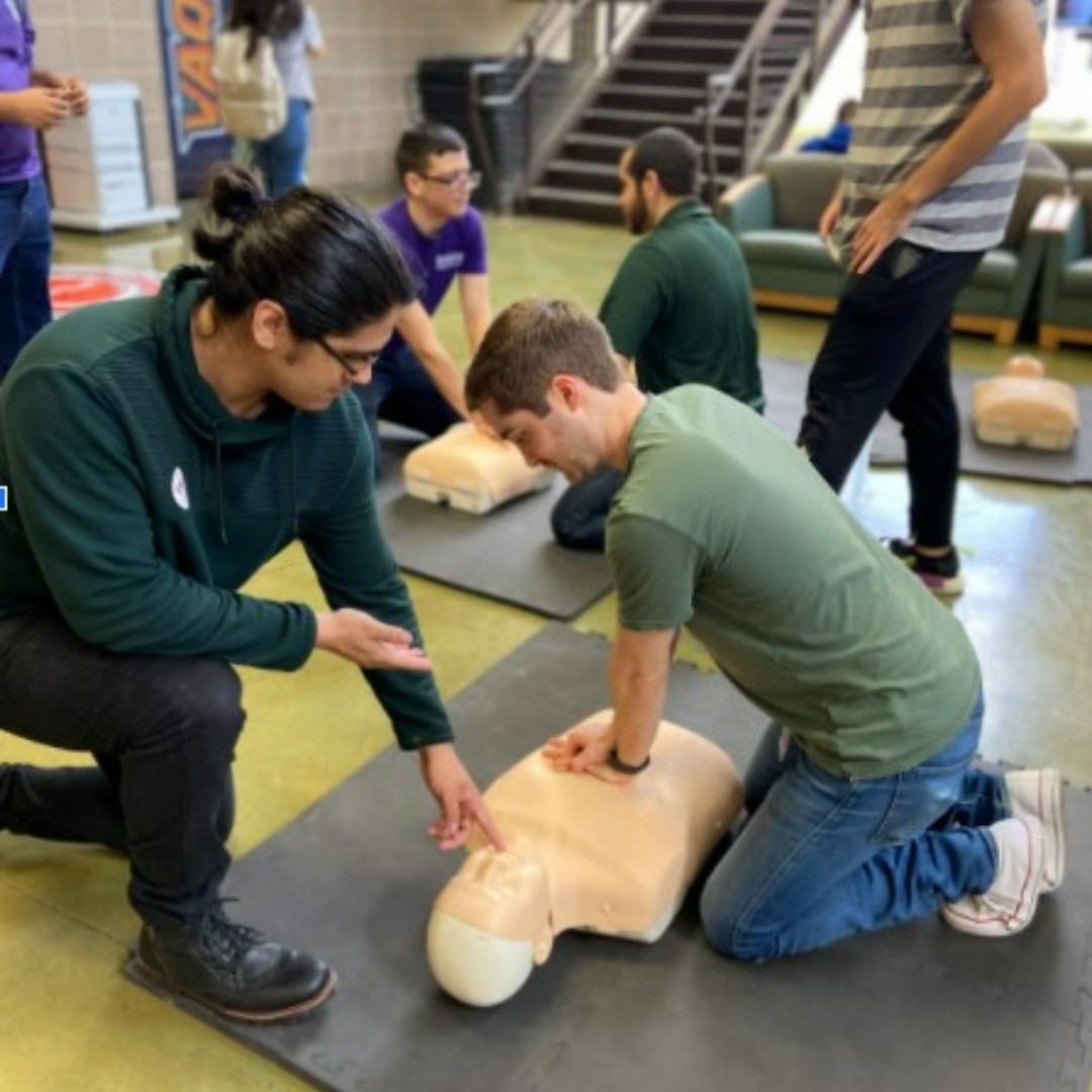 twostepcpr's tweet image. 1) Call 911; 2) Push hard and fast on the center of the chest until help arrives.
 That’s the #TwoStepCPR! For more help and resources, check out: twostepcpr.com