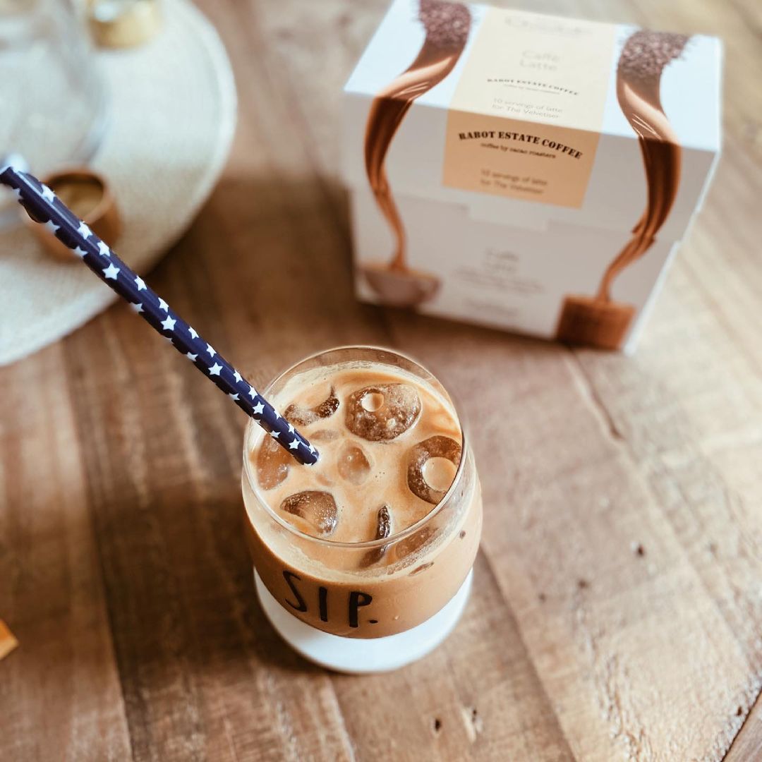HotelChocolat's tweet photo. It's an Iced Latte kind of day 👌

Level up your latte game with our single-serve sachets. The perfect portion of caco-coffee goodness to help you start your day right. 

Follow the link for the perfect cacao-coffee pick me up>> https://t.co/zU9Q6gWbDV

📸@pinkycupcake78 https://t.co/AzVXN6VJXg