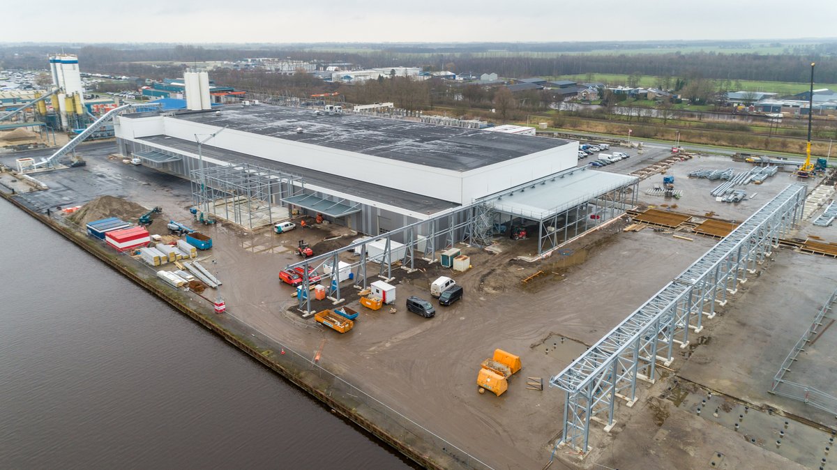 fijnwonen's tweet photo. ''Er is grote behoefte aan betaalbare woningen en wij kunnen daar met onze huizen en appartementen uit een nieuwe woningfabriek een belangrijke bijdrage aan leveren'' vertelt @PeterHutten, CEO @VanWijnenGroep, aan @FD_Nieuws. Nieuwsgierig naar meer? ➡️ https://t.co/vBLhpJUL0o https://t.co/urheJ2s5ZX