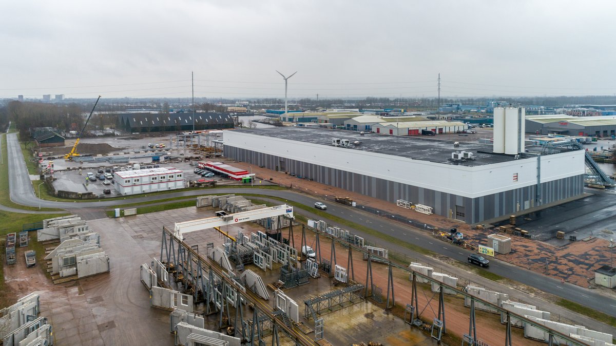 fijnwonen's tweet photo. ''Er is grote behoefte aan betaalbare woningen en wij kunnen daar met onze huizen en appartementen uit een nieuwe woningfabriek een belangrijke bijdrage aan leveren'' vertelt @PeterHutten, CEO @VanWijnenGroep, aan @FD_Nieuws. Nieuwsgierig naar meer? ➡️ https://t.co/vBLhpJUL0o https://t.co/urheJ2s5ZX