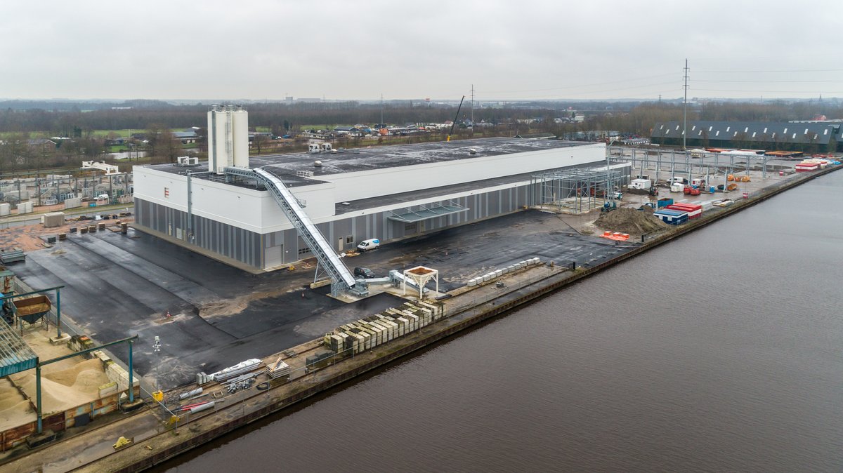 fijnwonen's tweet photo. ''Er is grote behoefte aan betaalbare woningen en wij kunnen daar met onze huizen en appartementen uit een nieuwe woningfabriek een belangrijke bijdrage aan leveren'' vertelt @PeterHutten, CEO @VanWijnenGroep, aan @FD_Nieuws. Nieuwsgierig naar meer? ➡️ https://t.co/vBLhpJUL0o https://t.co/urheJ2s5ZX