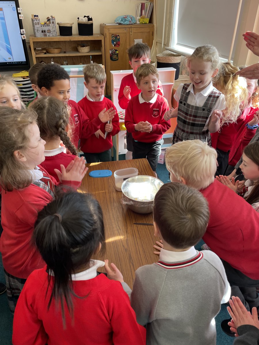 Carolside_PS's tweet photo. P2b have been exploring sound and carrying out an in
experiment to show different ways of producing sound from vibrations using clingfilm, rice and a speaker! 🎵 #CPSSTEM #BSW22 #ERSTEM https://t.co/V2lQeDKwCV