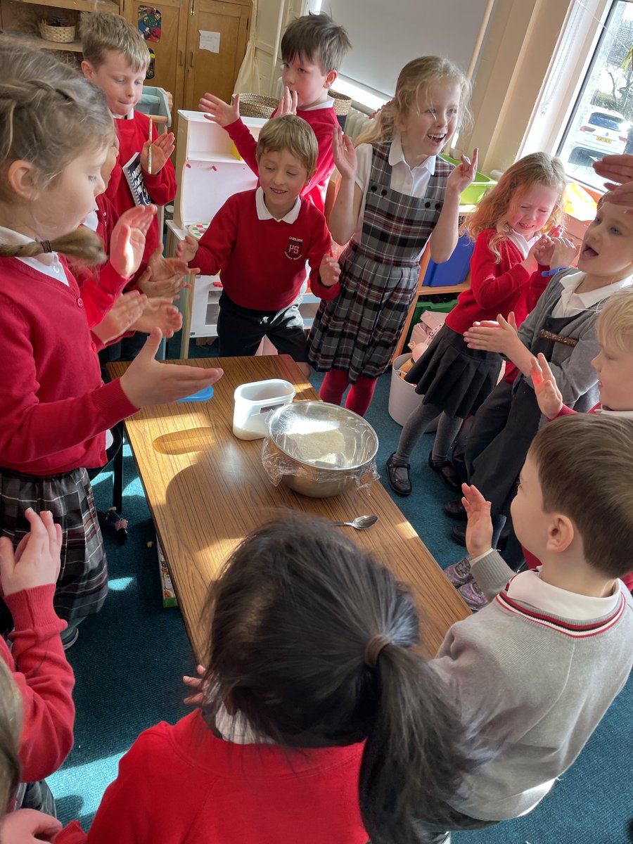 Carolside_PS's tweet photo. P2b have been exploring sound and carrying out an in
experiment to show different ways of producing sound from vibrations using clingfilm, rice and a speaker! 🎵 #CPSSTEM #BSW22 #ERSTEM https://t.co/V2lQeDKwCV