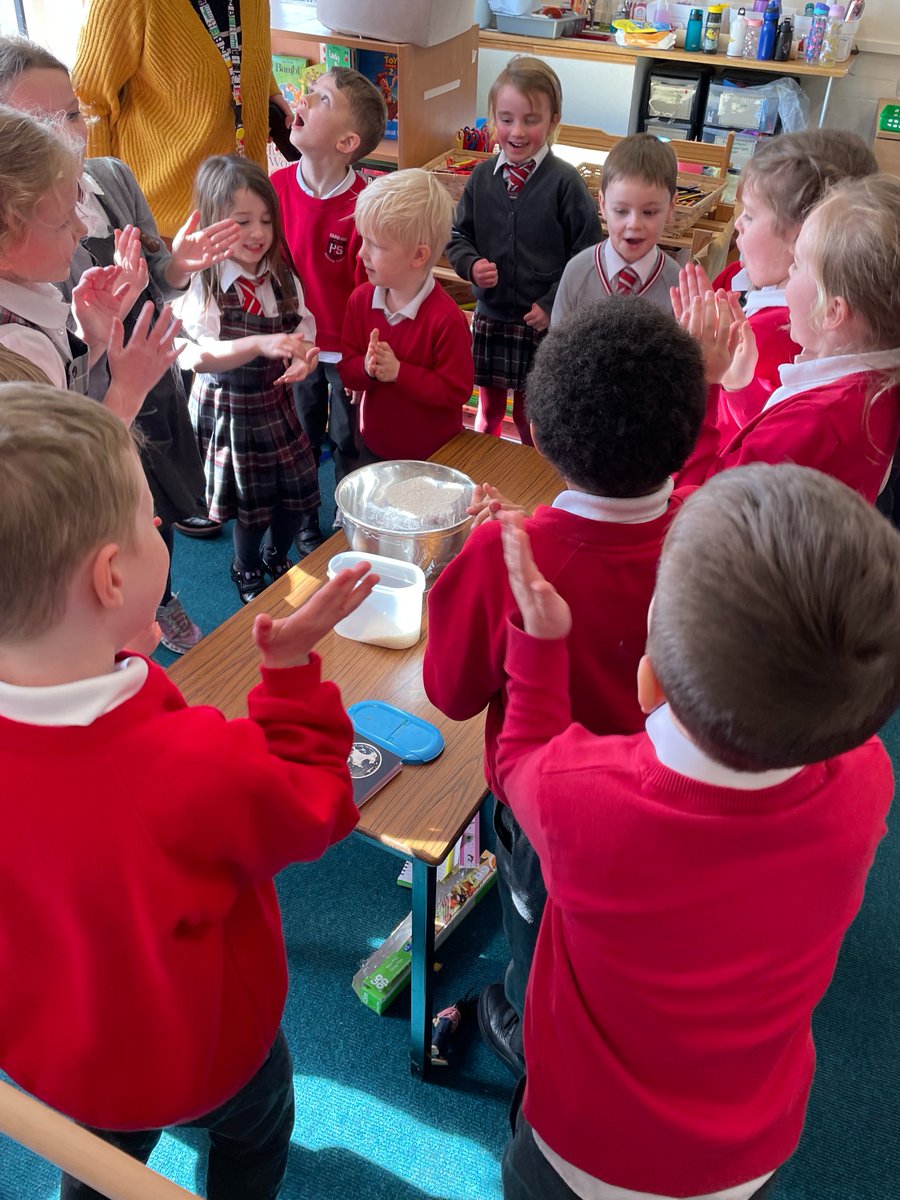 Carolside_PS's tweet photo. P2b have been exploring sound and carrying out an in
experiment to show different ways of producing sound from vibrations using clingfilm, rice and a speaker! 🎵 #CPSSTEM #BSW22 #ERSTEM https://t.co/V2lQeDKwCV