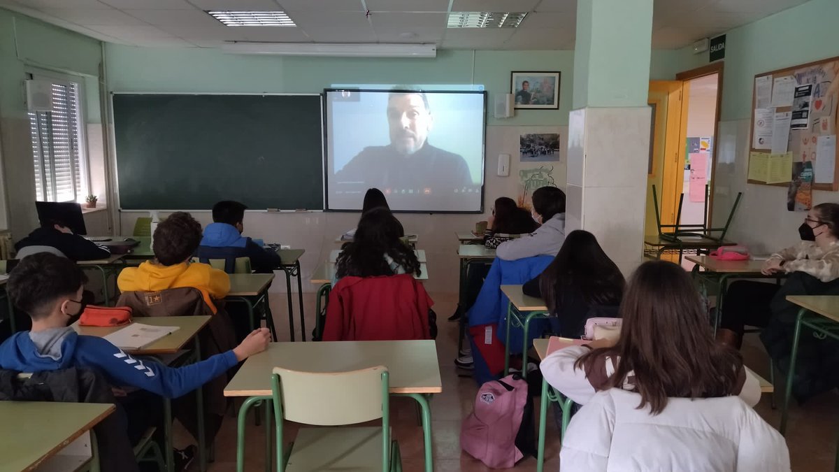 Juan Carlos Unzué (ex futbolista y entrenador profesional) da una charla a los alumnos de nuestro cole. Gracias por tu cercanía y a <a href="/VivELAasoc/">VivELA Asociación</a> por hacerlo posible. 

Habla sobre su enfermedad y sobre cómo afrontar las dificultades que aparecen en la vida. 

#ApasionadosXLaVida