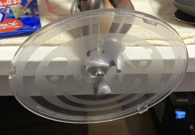 フィギュアに耐震ジェル的なのを貼り付けてるなう 